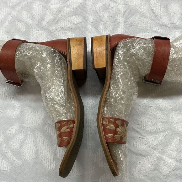 Latigo Anthropologie Tana Sandals Leather Size 10 Embroidered designs Boho - Picture 5 of 16